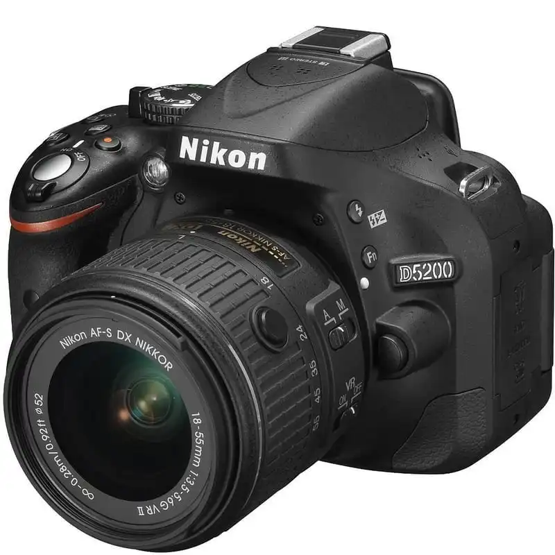 Nikon D5200 + Objetivo AF-S DX 18-55mm F/3.5 VR